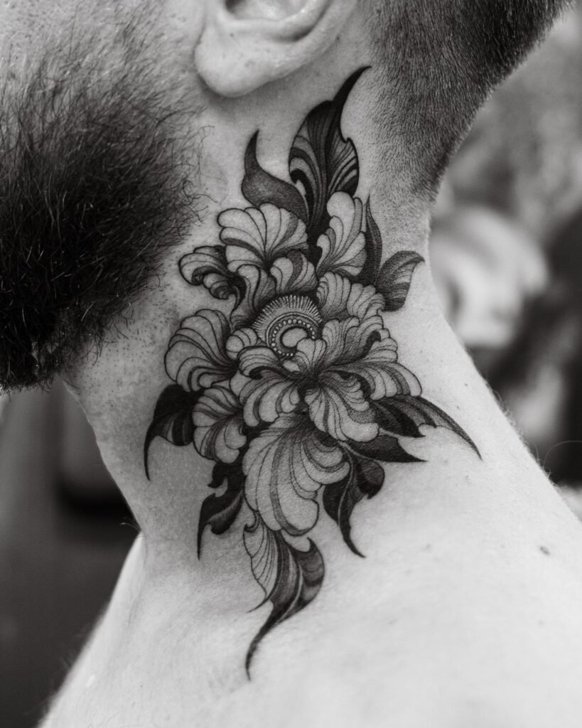 Tatuaggio floreale a linee nere sottili sul collo, fotografato in bianco e nero
