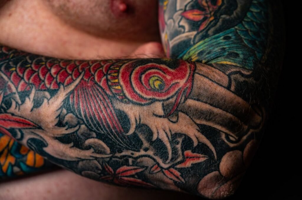 Sleeve giapponese a colori con una carpa koi su tutto il braccio